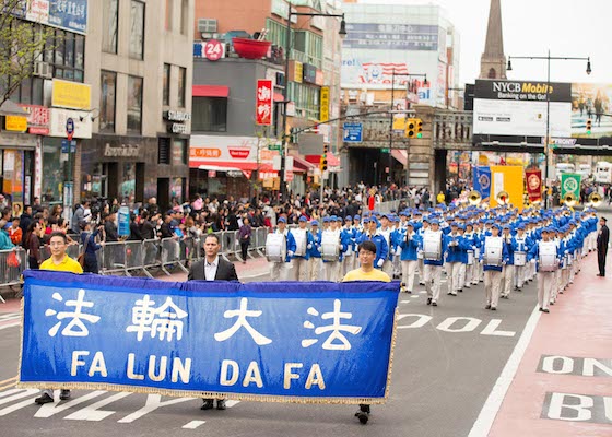 Image for article «Я вижу надежду для Китая!» В китайском квартале Нью-Йорка прошёл марш, посвящённый годовщине мирной акции протеста 25 апреля