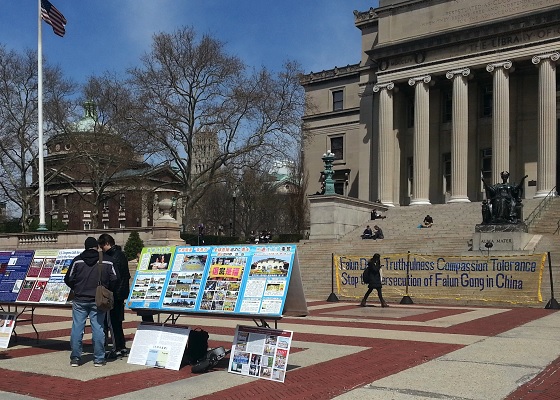 Image for article Многие жители Нью-Йорка узнали о преследовании Фалуньгун в Китае во время информационного мероприятия в Колумбийском университете 