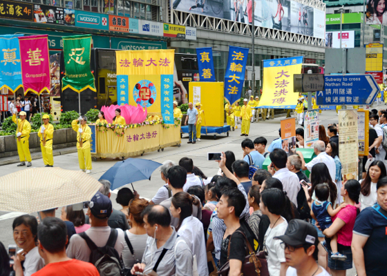 Image for article Китайские туристы в Гонконге  были поражены, увидев грандиозный парад Фалуньгун