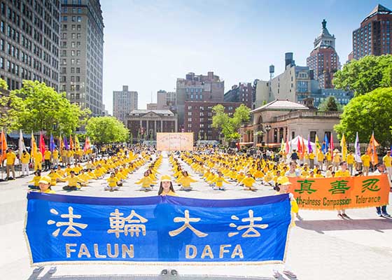 Image for article Более 1000 практикующих собрались на площади Юнион-сквер в Нью-Йорке, чтобы отметить Всемирный День Фалунь Дафа
