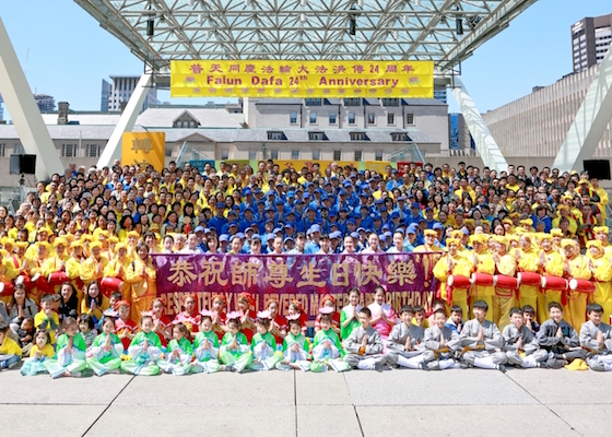 Image for article Практикующие Торонто празднуют приближающуюся годовщину публичного представления Фалунь Дафа