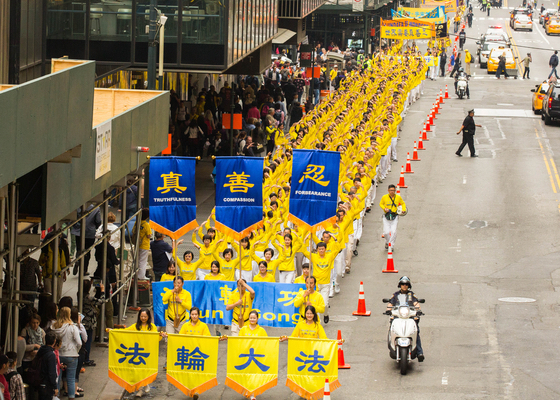 Image for article Около 10 000 практикующих в Нью-Йорке отметили Всемирный День Фалунь Дафа грандиозным парадом