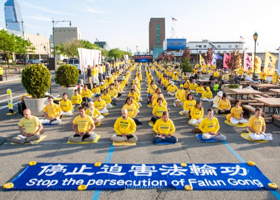 Image for article Жители Нью-Йорка и туристы осуждают репрессии Фалунь Дафа, став свидетелями мирного протеста практикующих перед китайским консульством