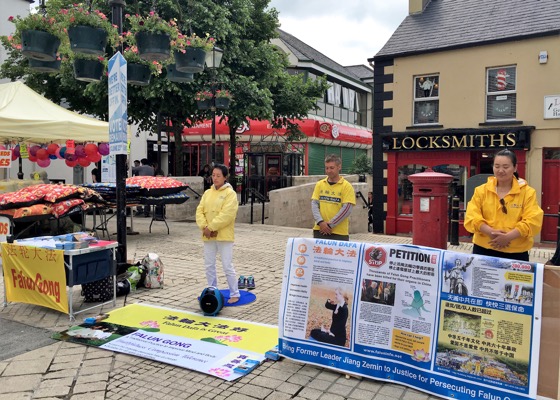 Image for article Северная Ирландия. Жители города Эннискиллен подписывают петицию, чтобы остановить репрессии Фалуньгун в Китае