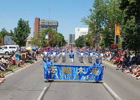Image for article Организаторы двух больших парадов в Онтарио (Канада) благодарят группу Фалуньгун за большой вклад в эти мероприятия