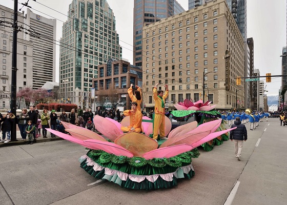 Image for article «Я восхищаюсь теми, кто следует своим принципам»,- сказал зритель парада, посвящённого Дню святого Патрика в Ванкувере