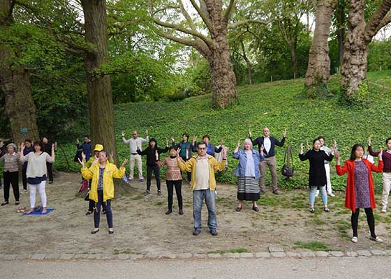 Image for article Париж: красота Фалуньгун в парке Бют-Шомон