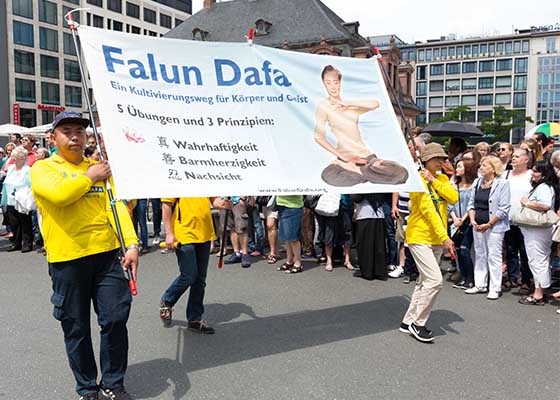 Image for article Франкфурт, Германия. Группа Фалунь Дафа воодушевляет и информирует людей на параде разных культур