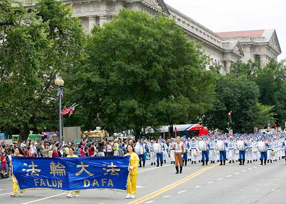 Image for article Группа Фалуньгун принимает участие в параде, посвящённому Дню независимости, который прошёл в Вашингтоне