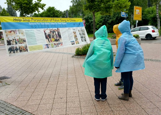Image for article Китайские туристы в Германии: «Привлечь Цзян Цзэминя к правосудию!»