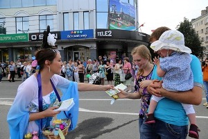 Image for article Практикующие Фалунь Дафа приняли участие в параде, посвящённом Дню города Пскова