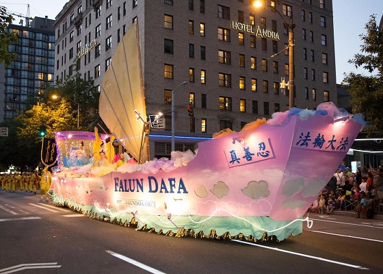 Image for article Сиэтл, Вашингтон. Фалунь Дафа привлекает внимание на параде фонарей