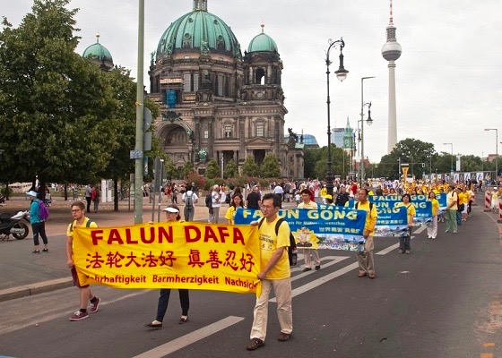 Image for article Марш практикующих Фалуньгун в Берлине, призывающий прекратить репрессии в Китае, получает поддержку