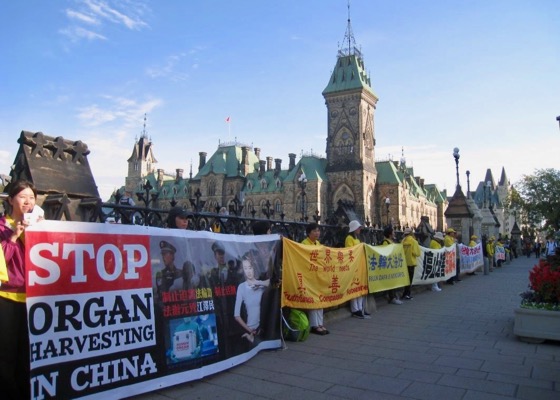 Image for article Оттава, Канада. Практикующие провели акции протеста во время визита китайского премьера Ли Кэцяна