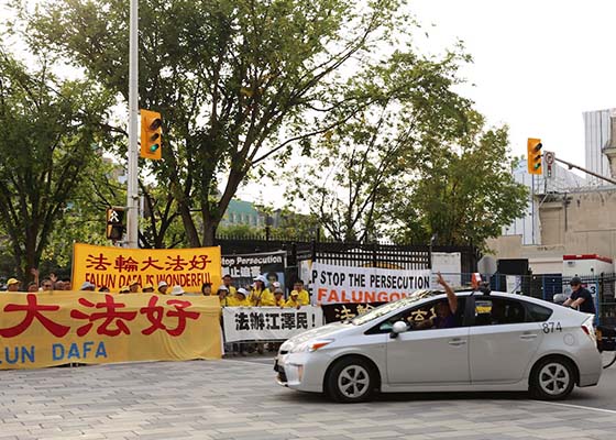 Image for article Канада. Китайский премьер снова столкнулся с мирными протестами  практикующих Фалуньгун