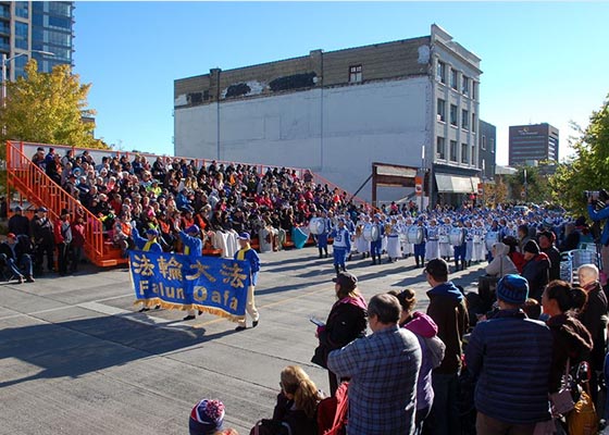 Image for article Духовой оркестр Фалуньгун Канады принял участие в параде, посвящённом Дню Благодарения