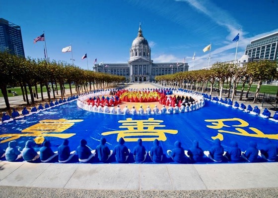 Image for article Сан-Франциско. Практикующие Фалунь Дафа сформировали иероглифы перед городской мэрией
