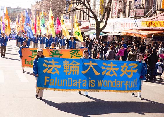Image for article Китайская община в Бруклине приветствует парад Фалуньгун