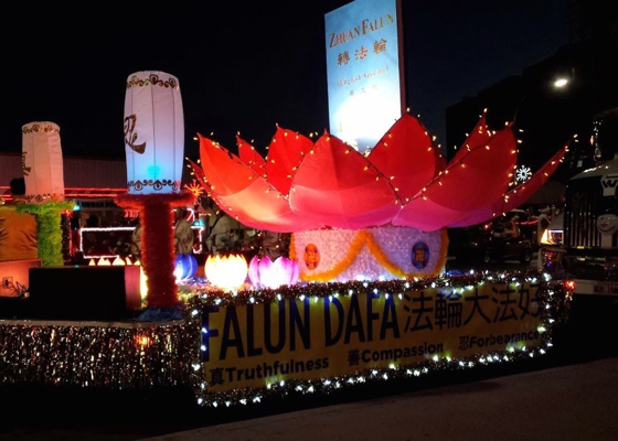 Image for article Канада. Практикующие Фалунь Дафа помогают открыть сезон зимних праздников, принимая участие в местных парадах