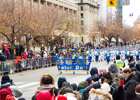 Image for article Канада. Практикующие Фалунь Дафа принимают участие в парадах Санта Клауса в четырёх городах