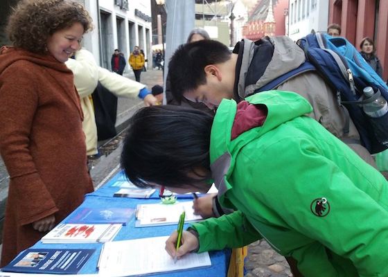 Image for article В День защиты прав человека по всему миру звучит призыв положить конец 17-летнему преследованию Фалуньгун в Китае