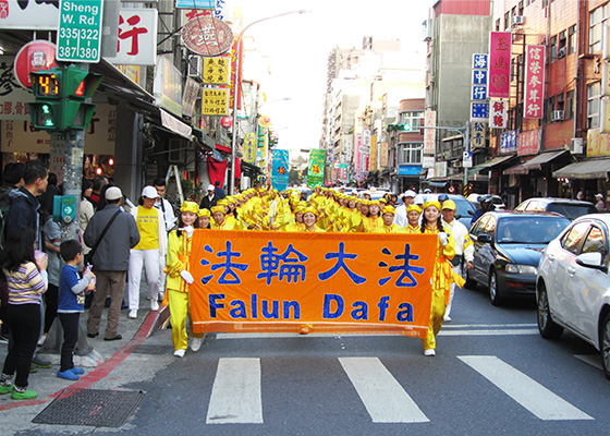 Image for article Тайвань. Группа Фалуньгун помогает возрождению традиционной морали, участвуя в новогоднем параде