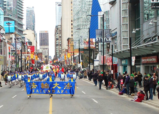 Image for article Практикующие Фалуньгун по традиции приняли участие в параде в честь Дня святого Патрика в Торонто