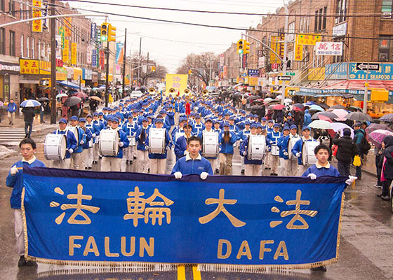 Image for article «Ни дождь, ни холод не могут остановить их», - сказал один из зрителей большого парада Фалуньгун, прошедшего в Бруклине