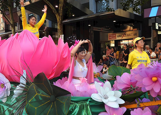 Image for article Аделаида. Практикующих Фалунь Дафа тепло принимали зрители на параде в честь Дня Австралии