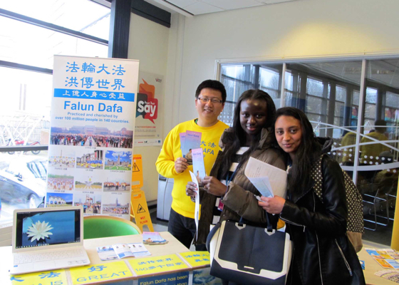 Image for article Великобритания. Практикующих Фалунь Дафа пригласили участвовать в неделе, посвящённой культурному многообразию, в одном из колледжей Бирмингема
