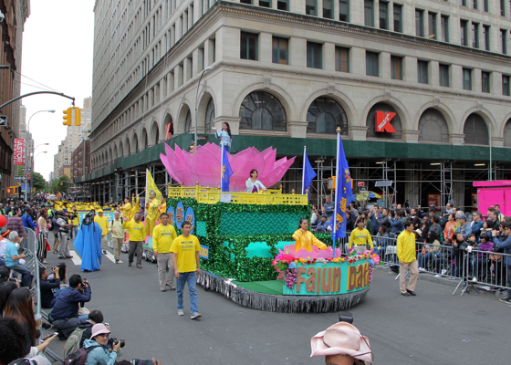 Image for article Зрители высоко оценили участие Фалуньгун в ежегодном шоу Dance Parade в Манхэттене