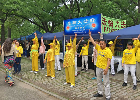 Image for article Манхэттен. Киоск Фалуньгун тепло приветствуют во время шоу Dance Parade, посвящённого танцам во имя мира