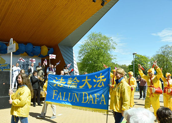 Image for article Практикующие Фалунь Дафа Латвии приняли участие в ежегодном празднике