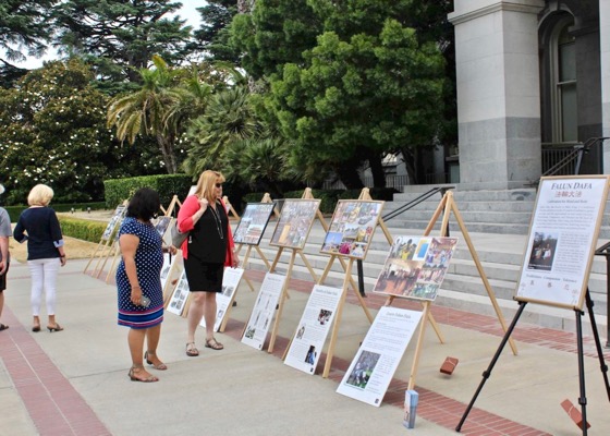 Image for article Цветы лотоса в подарок у здания Капитолия штата Калифорния