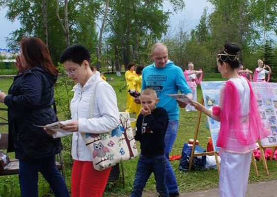 Image for article Котлас, Россия. Практикующие Фалунь Дафа участвуют в праздновании столетия города