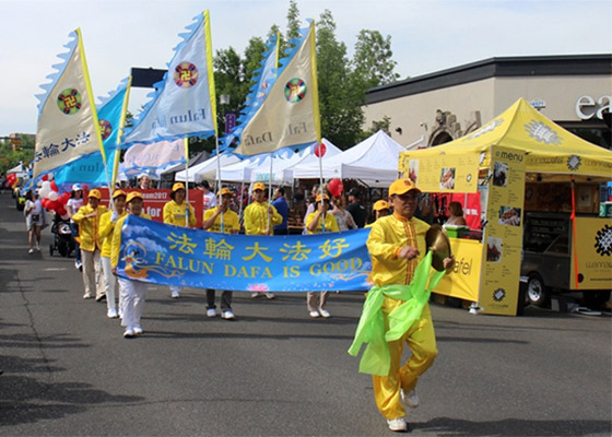 Image for article Калгари, Канада. Практикующие Фалуньгун выступают на параде во время празднования Фестиваля сирени