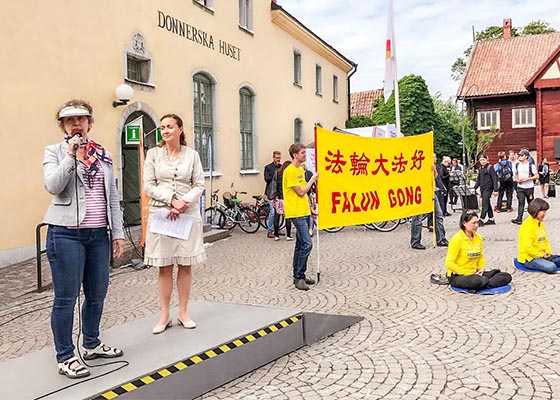 Image for article Швеция. Члены парламента поддержали Фалуньгун во время политической недели в Альмедалене