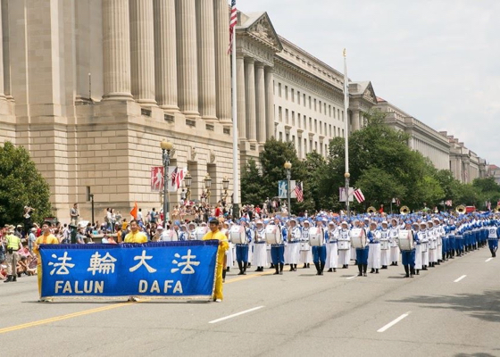 Image for article Процессия Фалуньгун привлекает внимание во время парада в столице США, посвящённого Дню независимости