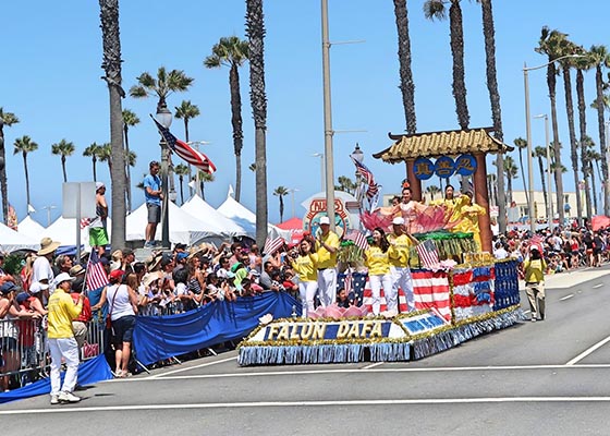 Image for article Колонна Фалуньгун внесла уникальный вклад в парад, посвящённый Дню независимости в Лос-Анджелесе