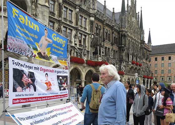 Image for article Мюнхен, Германия. Практикующие Фалунь Дафа рассказывают о преследовании в Китае во время мероприятия на площади Мариенплац