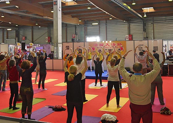 Image for article Франция. Знакомство с Фалунь Дафа на Фестивале йоги 2017 года в Париже