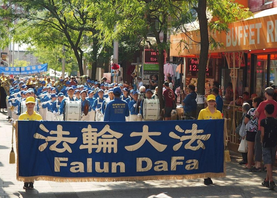 Image for article Монреаль, Канада. Практикующие Фалуньгун провели марш c целью привлечь внимание людей к преследованию Фалуньгун 