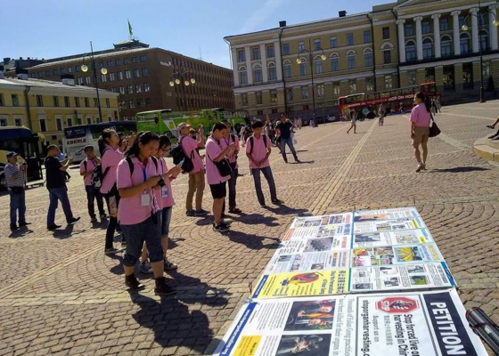 Image for article Финляндия. Китайские туристы узнают факты о Фалуньгун в местах туристических достопримечательностей Хельсинки