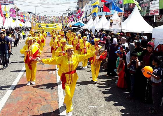 Image for article Сидней, Австралия. Фалунь Дафа тепло встречают на уличном фестивале