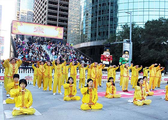 Image for article Хьюстон, штат Техас. Практикующие Фалуньгун приняли участие в параде в честь Дня благодарения