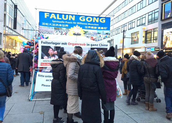 Image for article Германия. Практикующие привлекают внимание общественности к преследованию в Китае  