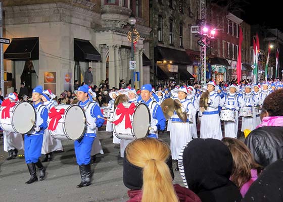 Image for article Филадельфия. Практикующие Фалунь Дафа принимают участие в праздничном параде 10-й год