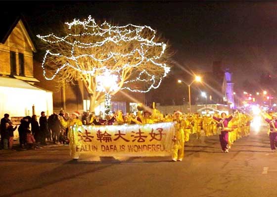 Image for article Торонто. Практикующие Фалунь Дафа принимают участие в праздничных парадах в семи городах Канады