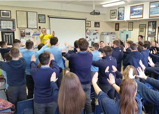 Image for article Ирландия. Практикующие Фалуньгун предлагают школьникам старших классов помощь в снятии стрессов