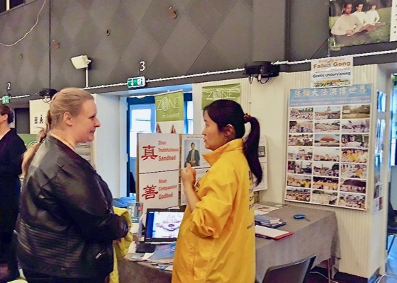 Image for article Дания. Посетитель палатки Фалуньгун на выставке здоровья в городе Кёге: «Я почувствовал чистую и сильную энергию»